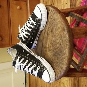 Converse Chuck Taylor All Star Low Tops  Women's 6.5  Men's 4.5  Gently worn